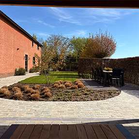 Ruime privétuin bij vakantiewoning Den Beverdonck in Kalmthout. Eigen tuin mmet overdekt terras en optioneel boekbare jacuzzi. Ideaal verblijf voor een vakantie in het groen.